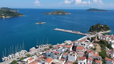 Skiathos Adası, Sporades, Magnesia, Yunanistan 'daki Chora kasabasının hava panoramik manzarası.