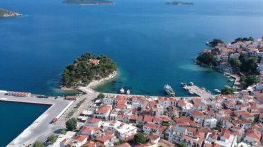 Skiathos Adası, Sporades, Magnesia, Yunanistan 'daki Chora kasabasının hava panoramik manzarası.
