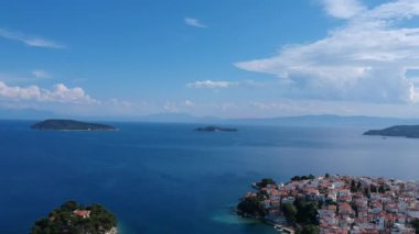 Skiathos Adası, Sporades, Magnesia, Yunanistan 'daki Chora kasabasının hava panoramik manzarası.