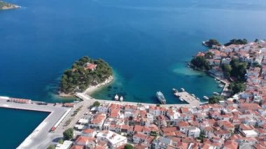 Skiathos Adası, Sporades, Magnesia, Yunanistan 'daki Chora kasabasının hava panoramik manzarası.
