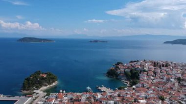 Skiathos Adası, Sporades, Magnesia, Yunanistan 'daki Chora kasabasının hava panoramik manzarası.