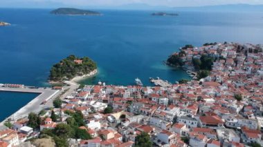Skiathos Adası, Sporades, Magnesia, Yunanistan 'daki Chora kasabasının hava panoramik manzarası.