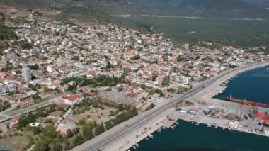 Güzel sahil kasabası Stylis 'in ya da daha iyi bilinen Stylida' nın hava panoramik manzarası. Orta Yunanistan 'da Lamia kenti ve Kamena Vourla kenti yakınlarında yer almaktadır..