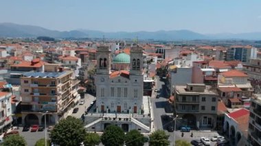 St. Mary Metropolitan Kilisesi üzerindeki hava manzarası. Arcadia, Yunanistan ve Avrupa 'daki Trablus kentinin merkez meydanı