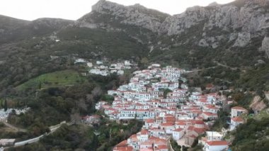 Yunanistan 'ın Malea Burnu yakınlarındaki tarihi Bizans köyü Velanidia' nın panoramik manzarası. Köyün üstündeki mağarada Zoodochos Pighi 'nin Kutsal Manastırı görülüyor. Laconia Moreloponnese, Yunanistan