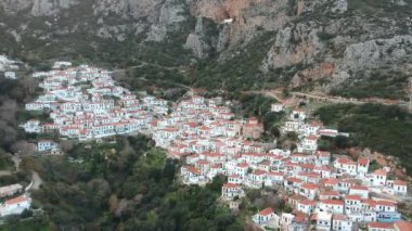 Yunanistan 'ın Malea Burnu yakınlarındaki tarihi Bizans köyü Velanidia' nın panoramik manzarası. Köyün üstündeki mağarada Zoodochos Pighi 'nin Kutsal Manastırı görülüyor. Laconia Moreloponnese, Yunanistan