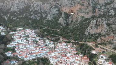 Yunanistan 'ın Malea Burnu yakınlarındaki tarihi Bizans köyü Velanidia' nın panoramik manzarası. Köyün üstündeki mağarada Zoodochos Pighi 'nin Kutsal Manastırı görülüyor. Laconia Moreloponnese, Yunanistan
