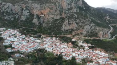 Yunanistan 'ın Malea Burnu yakınlarındaki tarihi Bizans köyü Velanidia' nın panoramik manzarası. Köyün üstündeki mağarada Zoodochos Pighi 'nin Kutsal Manastırı görülüyor. Laconia Moreloponnese, Yunanistan