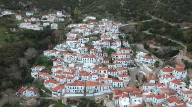 Yunanistan 'ın Malea Burnu yakınlarındaki tarihi Bizans köyü Velanidia' nın panoramik manzarası. Köyün üstündeki mağarada Zoodochos Pighi 'nin Kutsal Manastırı görülüyor. Laconia Moreloponnese, Yunanistan
