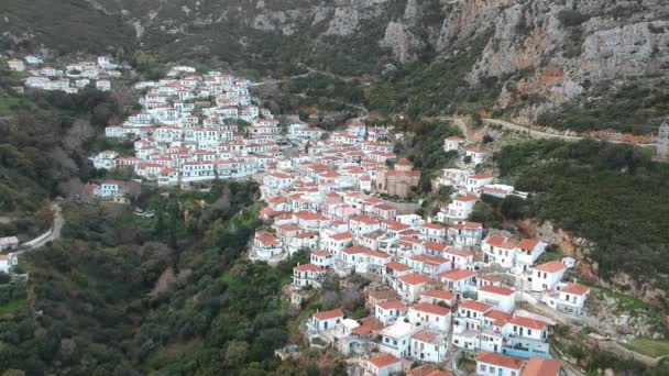 ギリシャのマレア岬近くの歴史的なビザンチン村ヴェラニディアのパノラマビュー 村の上の洞窟では Zodochos Pighiの聖修道院が表示されます ギリシャのラコニア ペロポネソス — ストック動画