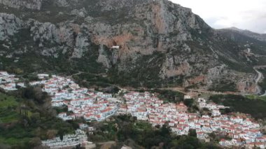 Yunanistan 'ın Malea Burnu yakınlarındaki tarihi Bizans köyü Velanidia' nın panoramik manzarası. Köyün üstündeki mağarada Zoodochos Pighi 'nin Kutsal Manastırı görülüyor. Laconia Moreloponnese, Yunanistan