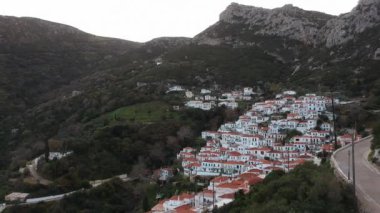 Yunanistan 'ın Malea Burnu yakınlarındaki tarihi Bizans köyü Velanidia' nın panoramik manzarası. Köyün üstündeki mağarada Zoodochos Pighi 'nin Kutsal Manastırı görülüyor. Laconia Moreloponnese, Yunanistan