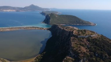 Yunanistan 'ın Messenia kentindeki ünlü yarı dairesel kumlu plaj ve Voidokilia lagününün hava manzarası