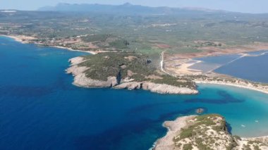 Yunanistan 'ın Messenia kentindeki ünlü yarı dairesel kumlu plaj ve Voidokilia lagününün hava manzarası