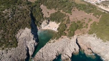 Romanos Area, Messenia, Yunanistan 'daki Voidokilia plajı yakınlarındaki ikonik Glossa plajının hava manzarası