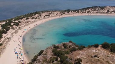 Yunanistan 'ın Messenia kentindeki ünlü yarı dairesel kumlu plaj ve Voidokilia lagününün hava manzarası