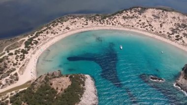 Yunanistan 'ın Messenia kentindeki ünlü yarı dairesel kumlu plaj ve Voidokilia lagününün hava manzarası