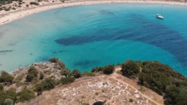 Yunanistan 'ın Messenia kentindeki ünlü yarı dairesel kumlu plaj ve Voidokilia lagününün hava manzarası