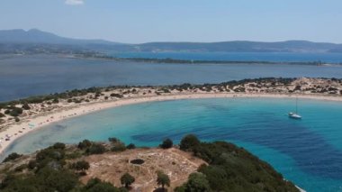 Yunanistan 'ın Messenia kentindeki ünlü yarı dairesel kumlu plaj ve Voidokilia lagününün hava manzarası