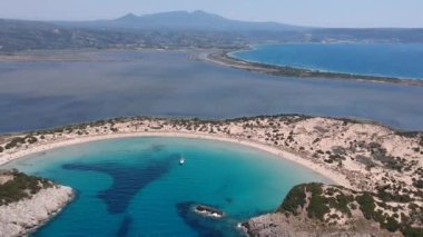 Yunanistan 'ın Messenia kentindeki ünlü yarı dairesel kumlu plaj ve Voidokilia lagününün hava manzarası