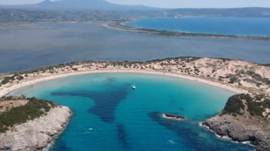 Yunanistan 'ın Messenia kentindeki ünlü yarı dairesel kumlu plaj ve Voidokilia lagününün hava manzarası