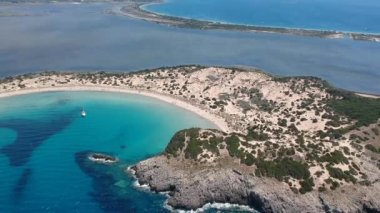 Yunanistan 'ın Messenia kentindeki ünlü yarı dairesel kumlu plaj ve Voidokilia lagününün hava manzarası