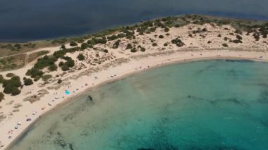 Yunanistan 'ın Messenia kentindeki ünlü yarı dairesel kumlu plaj ve Voidokilia lagününün hava manzarası