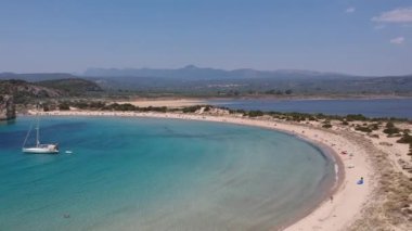 Yunanistan 'ın Messenia kentindeki ünlü yarı dairesel kumlu plaj ve Voidokilia lagününün hava manzarası