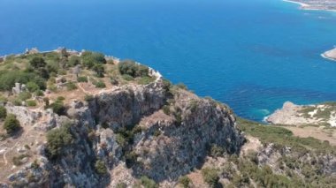 Yunanistan 'ın Messenia kentindeki ünlü yarı dairesel kumlu plaj ve Voidokilia lagününün hava manzarası