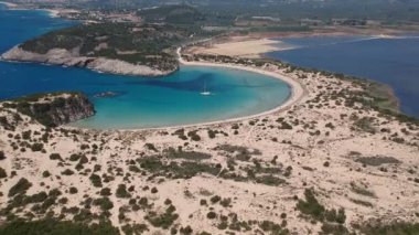 Yunanistan 'ın Messenia kentindeki ünlü yarı dairesel kumlu plaj ve Voidokilia lagününün hava manzarası