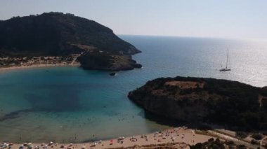 Yunanistan 'ın Messenia kentindeki ünlü yarı dairesel kumlu plaj ve Voidokilia lagününün hava manzarası