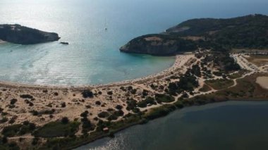 Yunanistan 'ın Messenia kentindeki ünlü yarı dairesel kumlu plaj ve Voidokilia lagününün hava manzarası