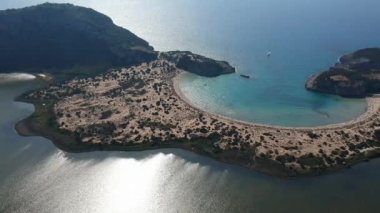 Yunanistan 'ın Messenia kentindeki ünlü yarı dairesel kumlu plaj ve Voidokilia lagününün hava manzarası