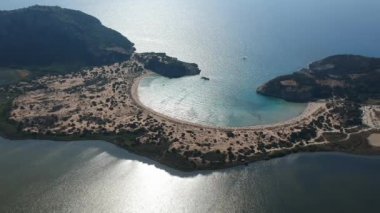 Yunanistan 'ın Messenia kentindeki ünlü yarı dairesel kumlu plaj ve Voidokilia lagününün hava manzarası