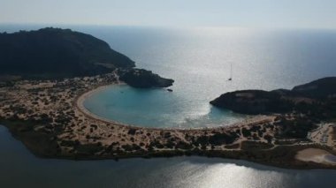 Yunanistan 'ın Messenia kentindeki ünlü yarı dairesel kumlu plaj ve Voidokilia lagününün hava manzarası