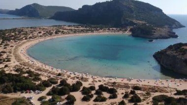 Yunanistan 'ın Messenia kentindeki ünlü yarı dairesel kumlu plaj ve Voidokilia lagününün hava manzarası
