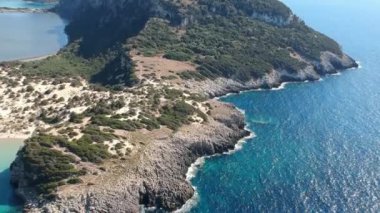 Yunanistan 'ın Messenia kentindeki ünlü yarı dairesel kumlu plaj ve Voidokilia lagününün hava manzarası