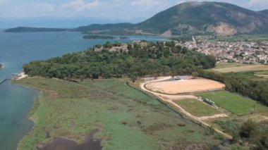 Vonitsa kasabasının ve kalenin hava manzarası. Vonitsa, Yunanistan 'ın Aetolia Acarnania kentinin kuzeybatısında bulunan tarihi bir kıyı kentidir. Aktio, Yunanistan, Avrupa