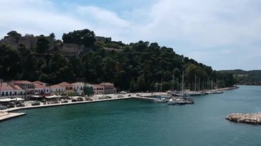 Vonitsa kasabasının ve kalenin hava manzarası. Vonitsa, Yunanistan 'ın Aetolia Acarnania kentinin kuzeybatısında bulunan tarihi bir kıyı kentidir. Aktio, Yunanistan, Avrupa