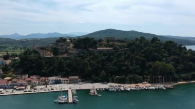 Vonitsa kasabasının ve kalenin hava manzarası. Vonitsa, Yunanistan 'ın Aetolia Acarnania kentinin kuzeybatısında bulunan tarihi bir kıyı kentidir. Aktio, Yunanistan, Avrupa