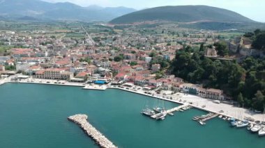 Vonitsa kasabasının ve kalenin hava manzarası. Vonitsa, Yunanistan 'ın Aetolia Acarnania kentinin kuzeybatısında bulunan tarihi bir kıyı kentidir. Aktio, Yunanistan, Avrupa