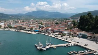 Vonitsa kasabasının ve kalenin hava manzarası. Vonitsa, Yunanistan 'ın Aetolia Acarnania kentinin kuzeybatısında bulunan tarihi bir kıyı kentidir. Aktio, Yunanistan, Avrupa