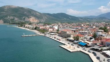Vonitsa kasabasının ve kalenin hava manzarası. Vonitsa, Yunanistan 'ın Aetolia Acarnania kentinin kuzeybatısında bulunan tarihi bir kıyı kentidir. Aktio, Yunanistan, Avrupa
