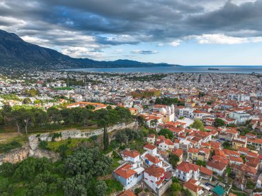 Kalamata deniz kenti Yunanistan 'ın Kalamata Şatosu' nun eski tarihi merkezi üzerindeki hava manzarası.