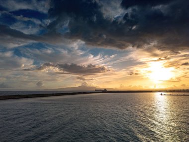 Yunanistan 'ın Messenia kentindeki Kalamata limanı üzerinde ikonik gün batımı manzarası.