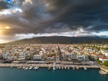 Yunanistan 'ın Messenia kentindeki Kalamata limanı üzerinde ikonik gün batımı manzarası.