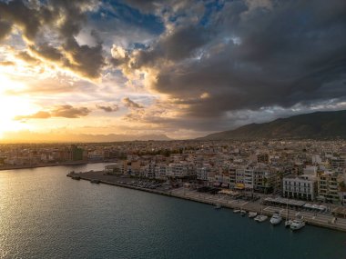 Yunanistan 'ın Messenia kentindeki Kalamata limanı üzerinde ikonik gün batımı manzarası.