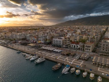 Yunanistan 'ın Messenia kentindeki Kalamata limanı üzerinde ikonik gün batımı manzarası.