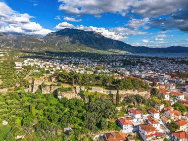 Kalamata deniz kenti Yunanistan 'ın Kalamata Şatosu' nun eski tarihi merkezi üzerindeki hava manzarası.