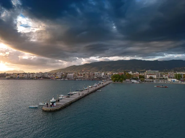 Yunanistan Messenia Kentindeki Kalamata Limanı Üzerinde Ikonik Gün Batımı Manzarası — Stok fotoğraf